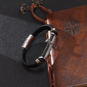 Bracciale da uomo in pelle nera intrecciata con croce d'argento e chiusura magnetica