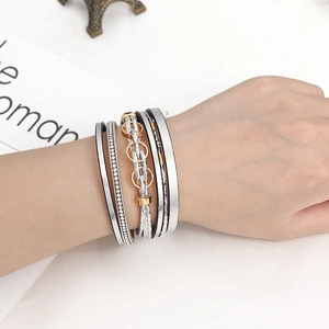Bracciale multistrato in pelle PU con strass e chiusura magnetica da donna