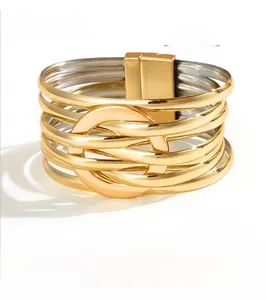 Détail du bracelet multicouche en cuir PU avec fermoir magnétique or et argent