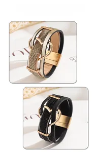 Détail d'un bracelet en cuir multicouche avec fermoir en métal en forme de cœur tressé