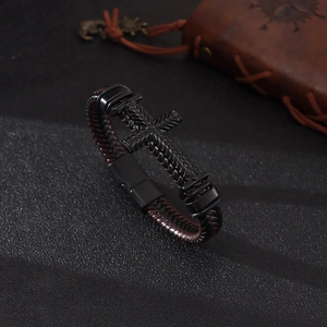 Bracciale da uomo in pelle intrecciata marrone scuro con croce in metallo nero opaco