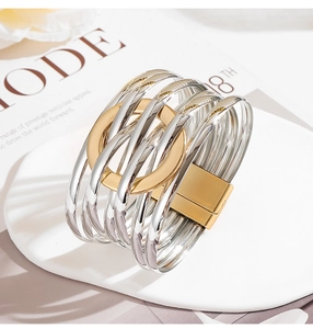 Détail d'un bracelet multicouche or et argent avec fermoir magnétique pratique
