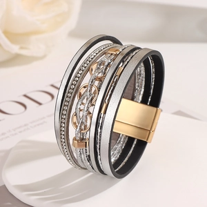 Bracciale multistrato in pelle con strass brillanti e chiusura magnetica in metallo