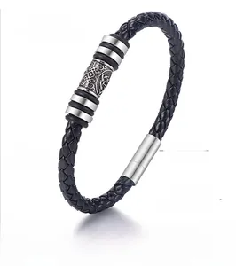 Dettaglio di un bracciale in pelle intrecciata da 21,5 cm con ciondolo totem vichingo