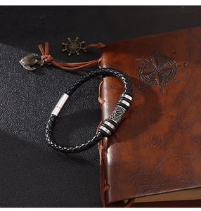 Dettaglio del bracciale in pelle intrecciata totem vichingo con chiusura celtica
