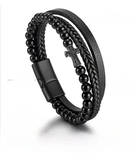 Dettaglio del bracciale multistrato in pelle da uomo con croce e chiusura magnetica