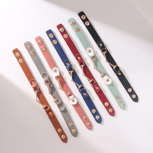 Modische verstellbare Lederarmbänder mit Trensen-Motiv in sieben verschiedenen Farben