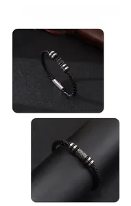 Dettaglio macro di perline vichinghe su bracciale in pelle nera intrecciata e chiusura
