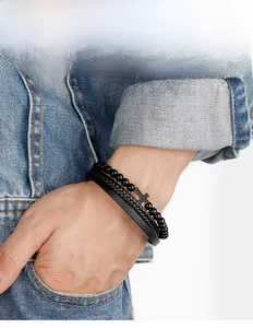 Dettaglio del bracciale multistrato in pelle nera da uomo con croce di perline