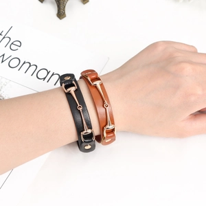 Zweilagige Lederarmbänder mit Horsebit-Schnalle in Roségold, Schwarz und Karamell