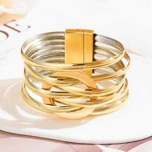 Bracelet multicouche minimaliste en métal doré avec anneau central et fermoir magnétique