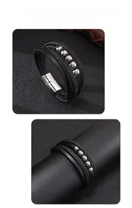 Vue macro d'un bracelet en cuir noir multicouche avec perles argentées et fermoir magnétique