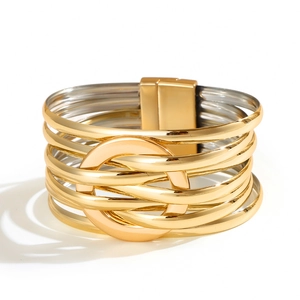 Bracelet multicouche minimaliste en cuir PU doré avec fermoir magnétique et design de cercle