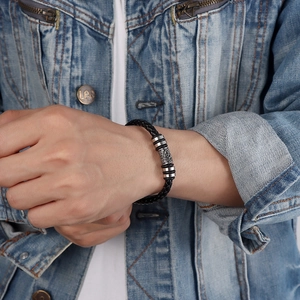 Bracciale in pelle intrecciata vichinga con nodo celtico al polso in stile denim