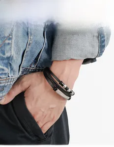 Gros plan d'un bracelet multicouche en cuir tressé avec un fermoir magnétique argenté
