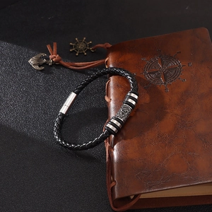 Bracciale in pelle intrecciata vichinga con simbolo Triquetra e chiusura magnetica su diario
