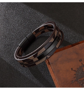 Detailansicht eines geflochtenen braunen Lederarmbands mit schwarzem Magnetverschluss