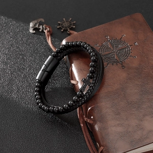 Bracciale da uomo multistrato in pelle intrecciata con perline nere e croce