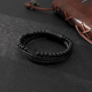Bracciale multistrato da uomo in pelle nera intrecciata con croce e perline in pietra