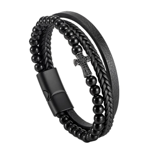 Bracciale multistrato da uomo in pelle nera con croce di perline e chiusura magnetica
