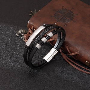 Bracelet multicouche en cuir tressé pour homme avec perles métalliques et fermoir magnétique chic