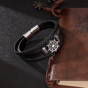 Mehrlagiges schwarzes Lederarmband für Herren mit silbernem Steuerrad und Magnetverschluss
