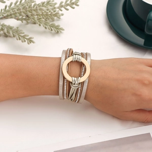 Pulsera multicapa bohemia de cuero con diamantes de imitación y anillos metálicos