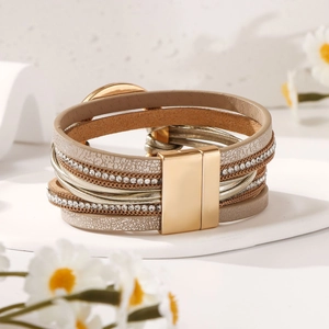 Pulsera multicapa de cuero bohemio con cadena de metal dorado y cristales brillantes