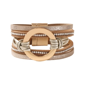 Pulsera bohemia multicapa de cuero champán con bandas de pedrería y círculo dorado