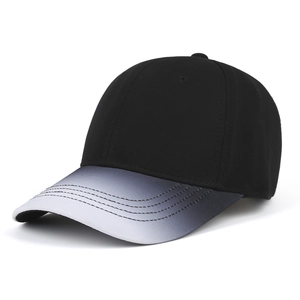 Détail de la casquette avec visière en dégradé et trous d'aération sur la couronne noire