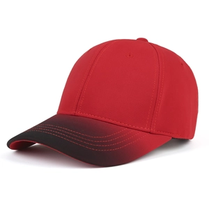 Détail de la visière dégradé rouge et noir et des surpiqûres sur la casquette de baseball