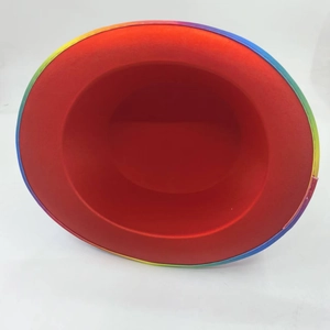 Detailansicht des Zylinders mit rotem Satinfutter und Regenbogen-Farbverlaufsband