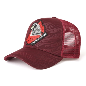 Dettaglio laterale di un cappellino bordeaux con ricamo a testa di aquila di qualità