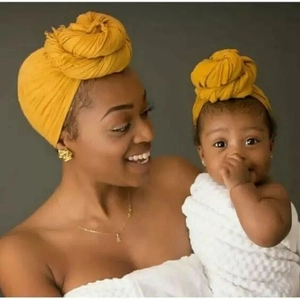 Turban jaune vif avec nœud torsadé pour ensemble assorti adulte et bébé
