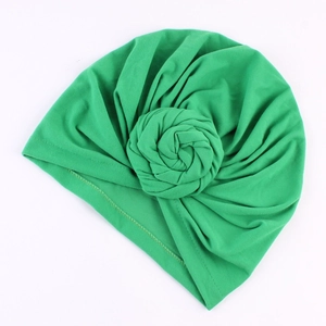 Turbant tricoté vert émeraude vibrant avec un nœud de rose 3D central pour femmes