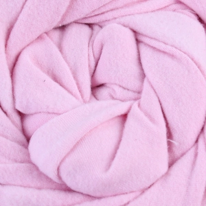 Bonnet turban indien rose en tricot doux avec une texture plissée élégante