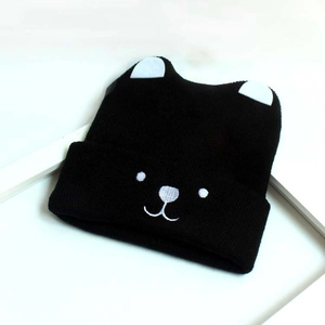 Bonnet en tricot d'hiver pour tout-petit avec oreilles d'ours et broderie dessin animé