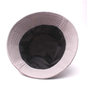 Détail d'un chapeau bob montrant le tissu gris clair et la doublure intérieure noire