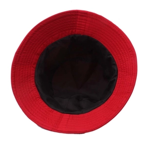 Vue détaillée d'un chapeau bob rouge en coton montrant des coutures et une doublure noire