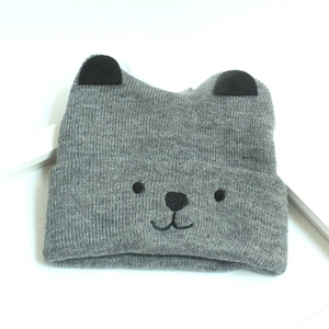 Bonnet en tricot gris pour bébé avec oreilles et broderie d'ours pour l'automne et l'hiver