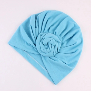 Gros plan du bonnet turban bébé bleu clair en coton doux avec nœud central décoratif