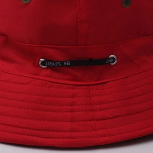Détail du chapeau bob rouge en nylon avec texture alvéolée et sangle lettrée B5 SPIRIT