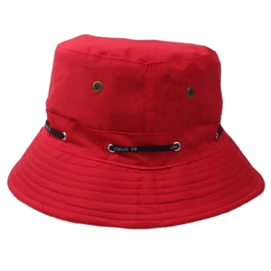 Détail du chapeau bob rouge avec texture ripstop et ruban noir lettré B5 SPIRIT