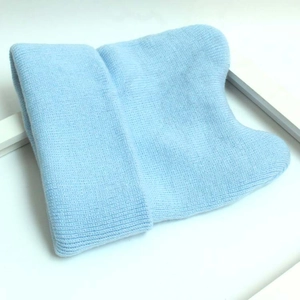 Détail macro du bonnet en tricot pour bébé avec texture côtelée bleue et oreilles d'ours