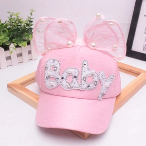 Cappellino rosa da bambina con fiocco in pizzo, perle e scritte Baby in strass