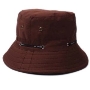 Détail d'un chapeau bob marron avec bande lettrée B5 SPIRIT et œillets d'aération