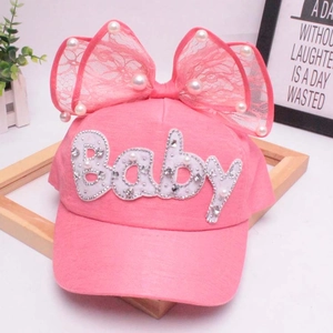 Cappellino da baseball rosa per neonata con lettere strass e fiocco in pizzo perlato
