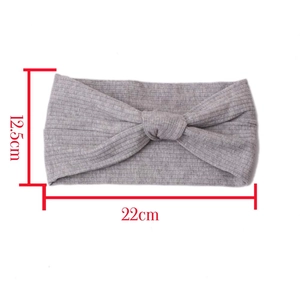 Vista dettagliata della fascia in maglia grigia con dimensioni di 22 cm di larghezza e 12,5 cm