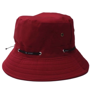 Détail d'un chapeau bob rouge avec œillets métalliques et ruban décoratif B5 SPIRIT