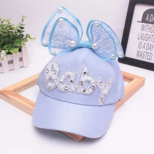 Berretto da baseball azzurro per bambini con fiocco in pizzo, perle e dettagli Baby in strass